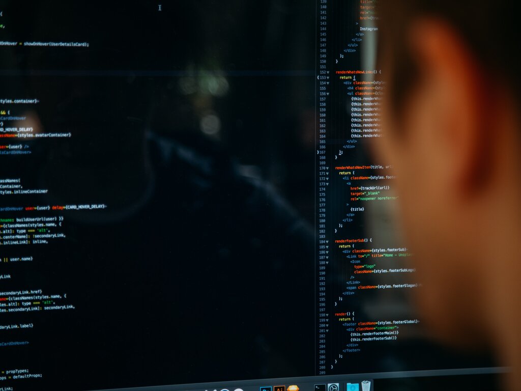 Nahaufname eines Programmierer der an einem Code arbeitet