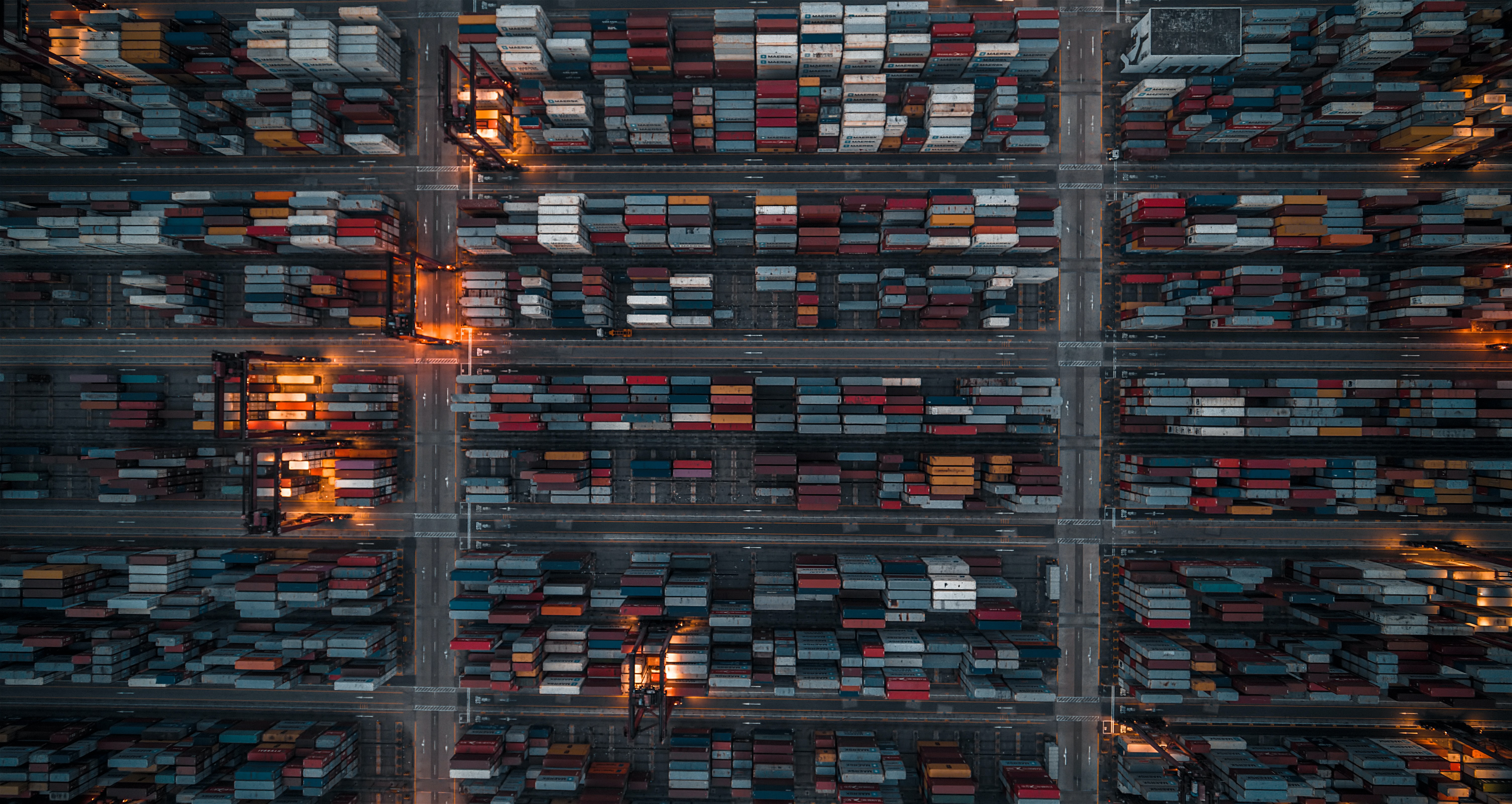 Vogelperspektive eines Containerhafens
