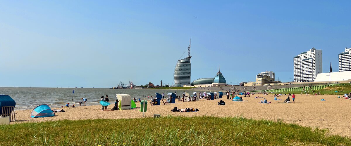 Deich und Strand mit Blick auf die Havenwelten in Bremerhaven