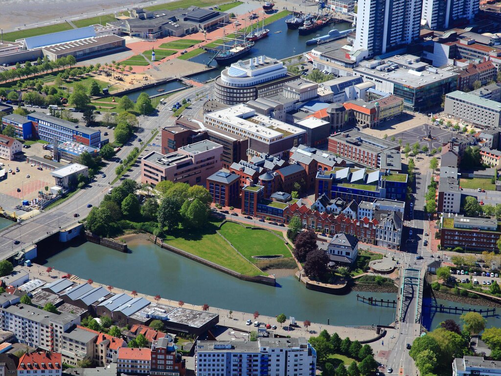 Aerial view of the Bremerhaven University of Applied Sciences campus next to the dyke and beach