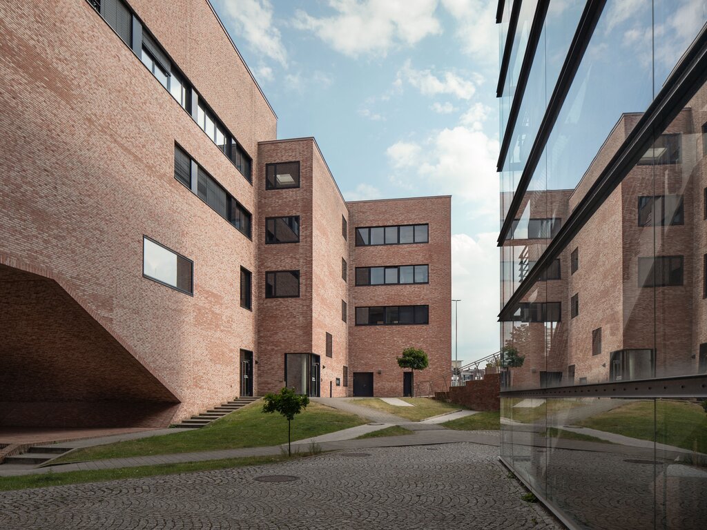 Seitenansicht von Gebäude T