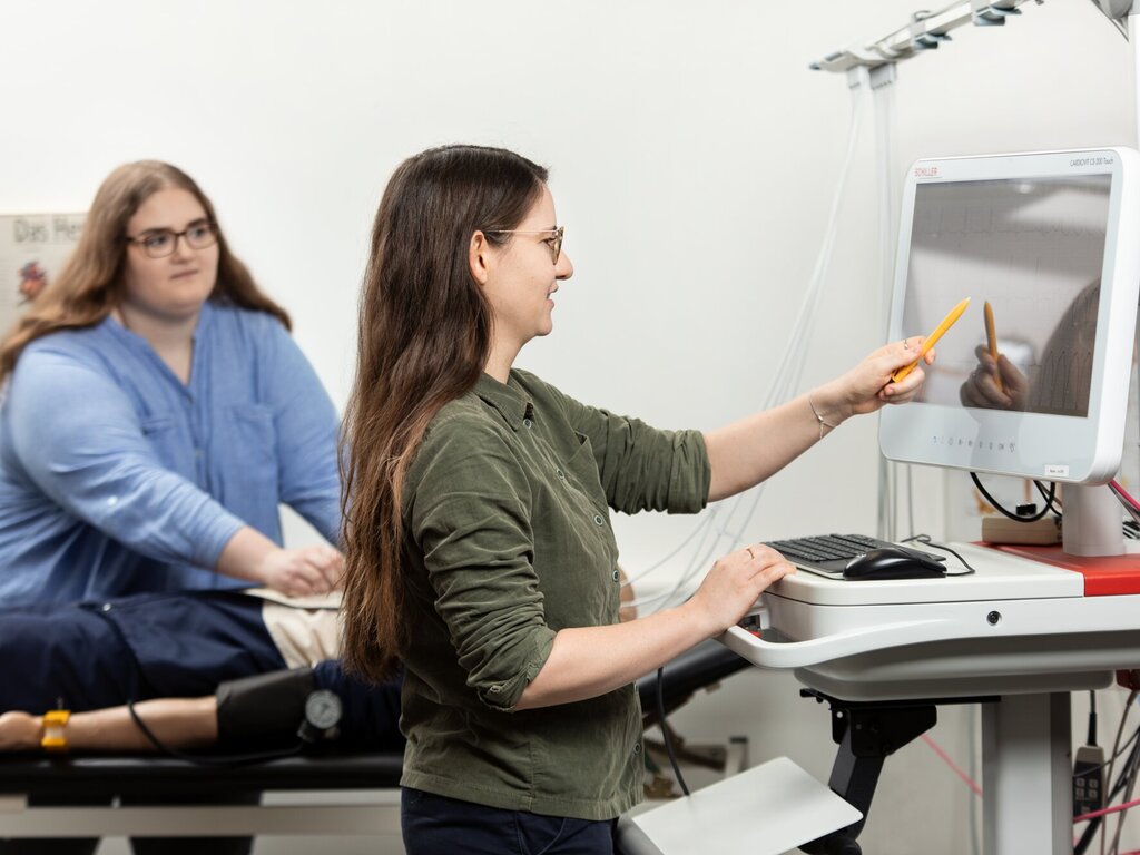 Studentische Laborübung Zwei Studentinnen bei einer medizinischen Laborübung