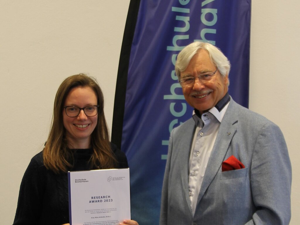 Prof. Dr Ulrich Sander presented Nina Kröncke with the Research Award.