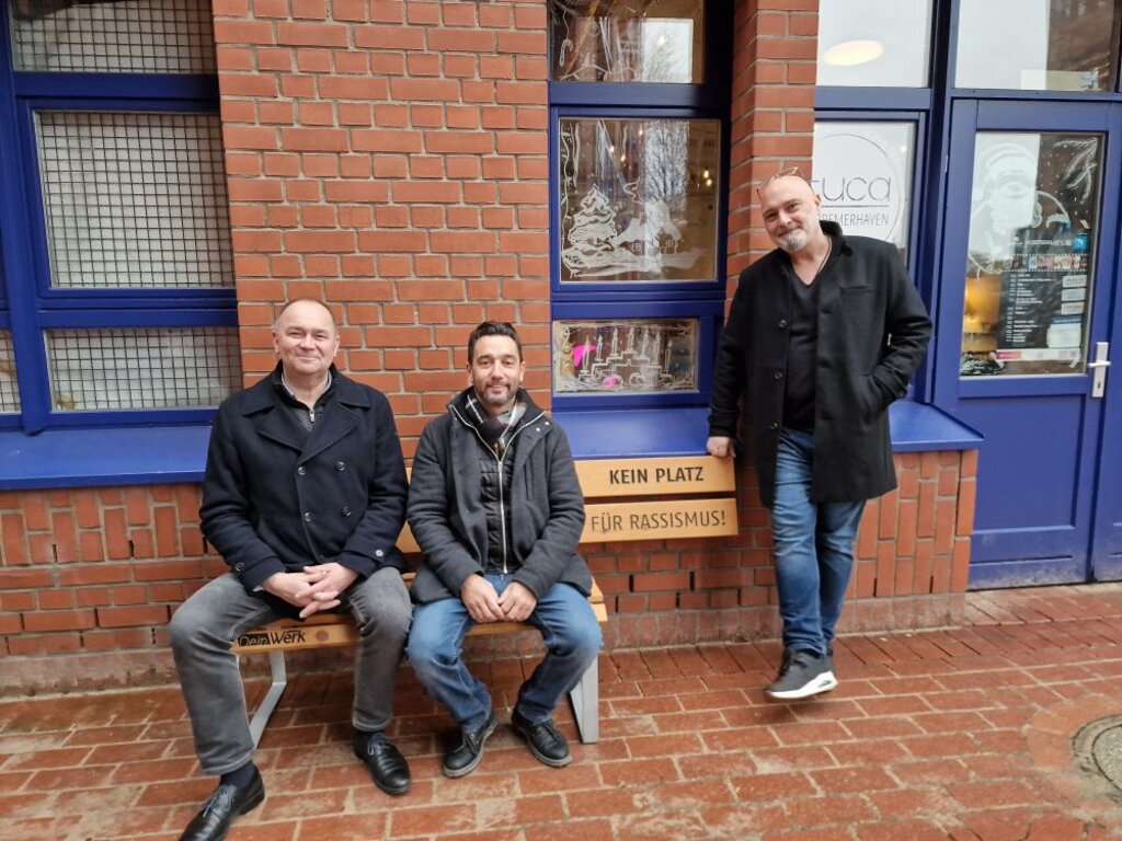 Andreas Seegelken, Dardo Balke, Prof. Dr. Dr. Alexis Papathanassis Andreas Seegelken und Dardo Balke sitzen auf der Bank. Rektor Alexis Papathanassis steht daneben.