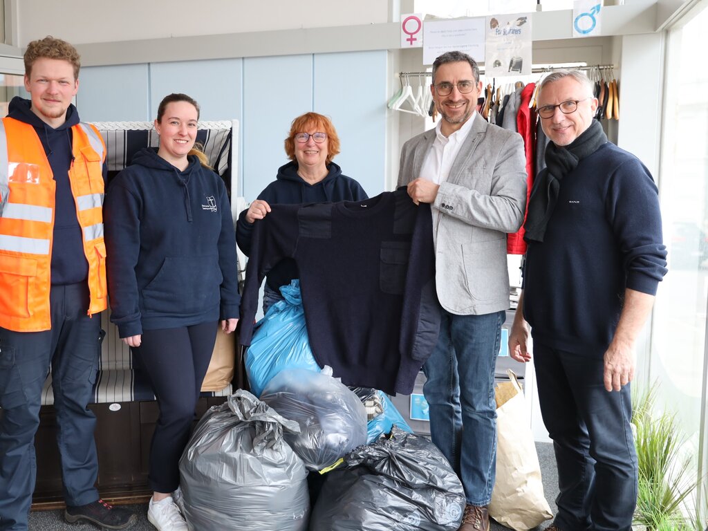 Clothing donation From left: Deacon Philipp Manthey (Head of the Boarding Service), Ann-Christin Heins (Hotel Management), Annette Moritz (Management Assistant), Seaman Pastor Uwe Baumhauer (Station Management Bremerhaven), Rüdiger Sieb (Facility Management Bremerhaven University of Applied Sciences)