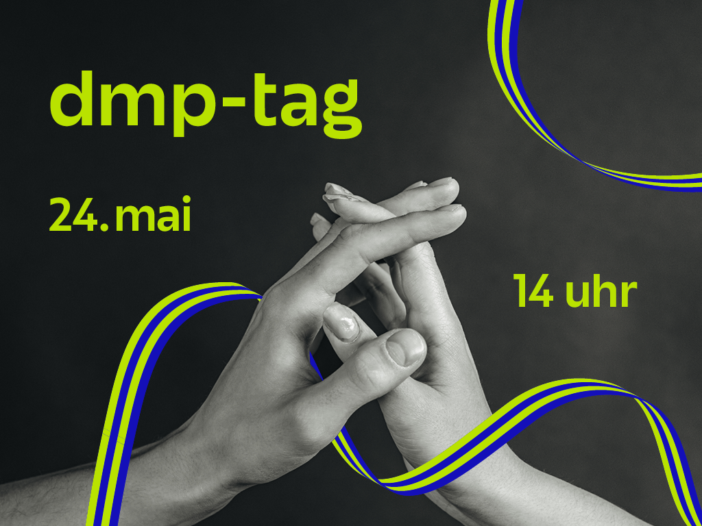 Banner DMP-Tag Schwarz-weiß Fotografie von zwei verschränkten Händen
