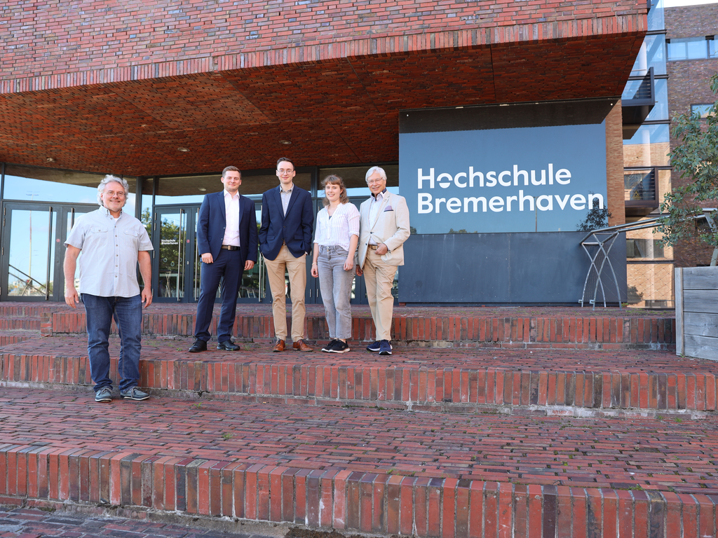 Prof. Dr. Axel Gottschalk (links) ist mit dem Research Award 2024 ausgezeichnet worden. Prof. Dr. Ulrich Sander vom Verein zur Förderung der Hochschule Bremerhaven e.V. (rechts) gratuliert ihm sowie den Förderpreisträger:innen Christian Saathoff, Sebastian Fock und Anneke Neber (von links). Prof. Dr. Axel Gottschalk (links) ist mit dem Research Award 2024 ausgezeichnet worden. Prof. Dr. Ulrich Sander vom Verein zur Förderung der Hochschule Bremerhaven e.V. (rechts) gratuliert ihm sowie den Förderpreisträger:innen Christian Saathoff, Sebastian Fock und Anneke Neber (von links).