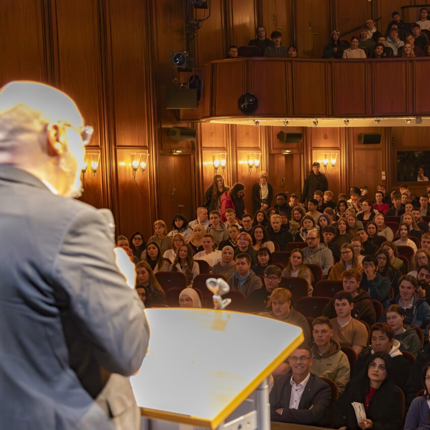 Gefüllter Saal im Stadttheater: Die Erstsemester lauschen der Begrüßung von Rektor Papathanassis
